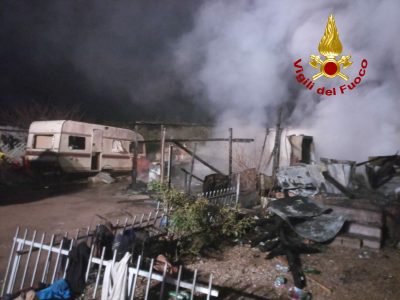 Incendio al campo nomadi a Sa Istrana ad Olbia