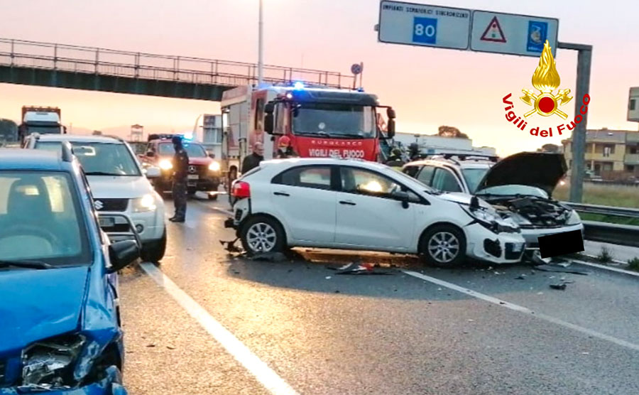 Tamponamento a catena; 4 veicoli coinvolti e una donna incastrata tra le lamiere