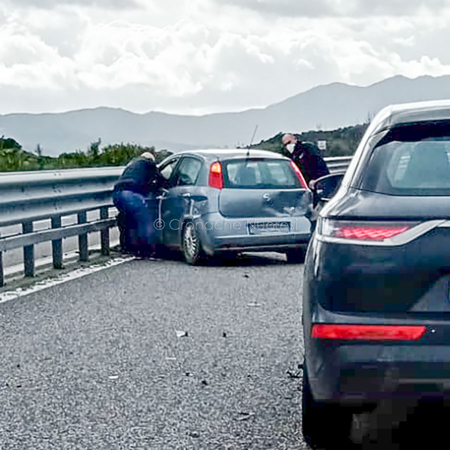 Perde il controllo dell’auto e si schianta sul guard rail: paura per una donna e il suo bambino