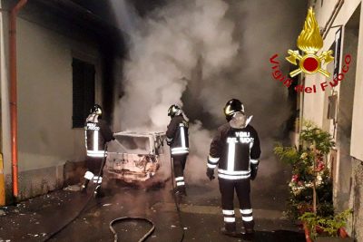 L'auto andata a fuoco a Noragugume
