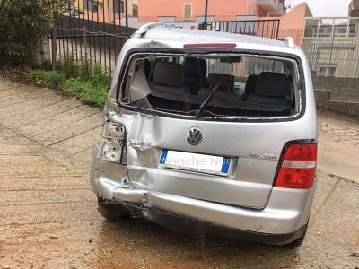 L'auto coinvolta nel tamponamento con l'autobus