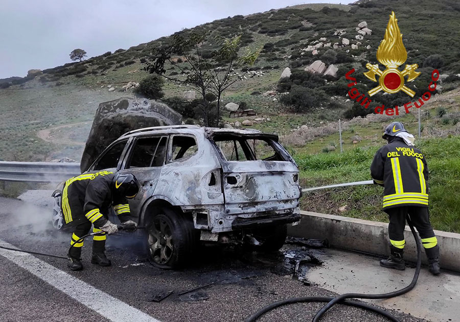 SUV prende fuoco uscendo dalla galleria: illeso il conducente