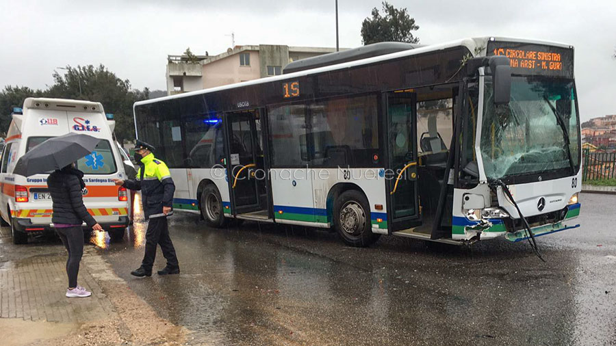 Nuoro. Tamponamento autobus-auto in viale Costituzione: ferite cinque studentesse