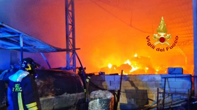 L'azienda agricola in fiamme