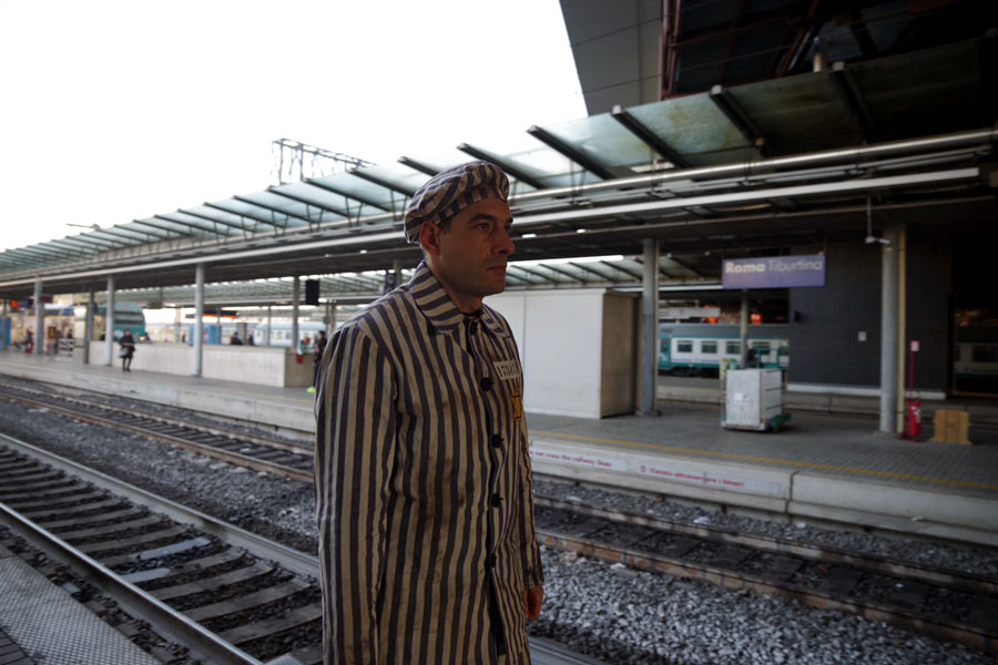 “Il Vaccino Rende Liberi”: la nuova performance di Nicola Mette