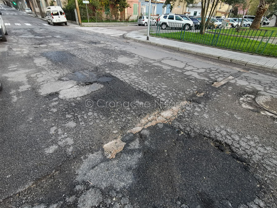 Nuoro. Buche e manto stradale in condizioni disastrose: interrogazione di Angelo Arcadu