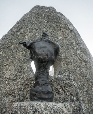 Nuoro. Uno dei bronzetti di Costantino Nivola in piazza Satta (© foto S.Novellu)