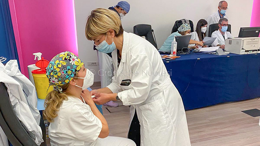 Nuoro. Primi vaccini anti-Covid su 184 tra medici e personale sanitario del San Francesco