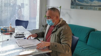 Raccolta di firme per salvare una sanità nuorese (foto S.Meloni)