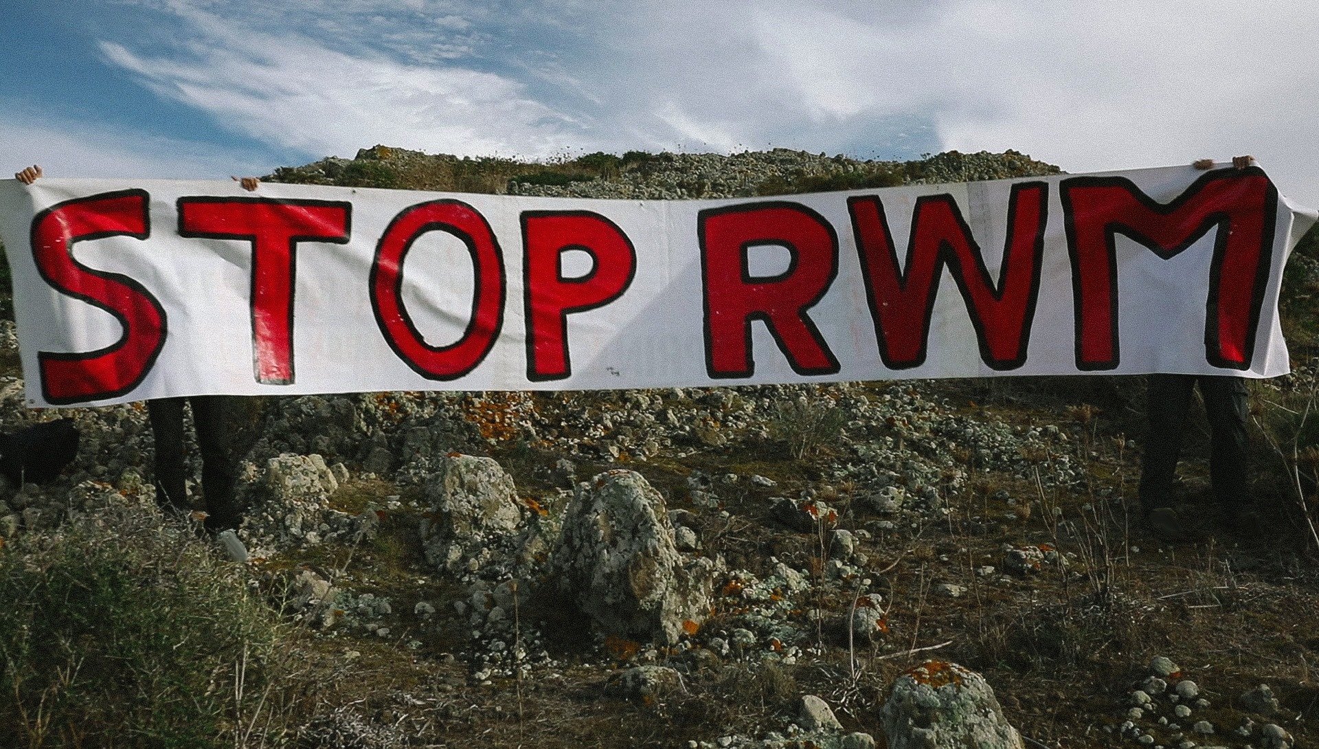 Domusnovas. Pacifisti davanti alla fabbrica RWM  per dire no alle bombe e alla guerra