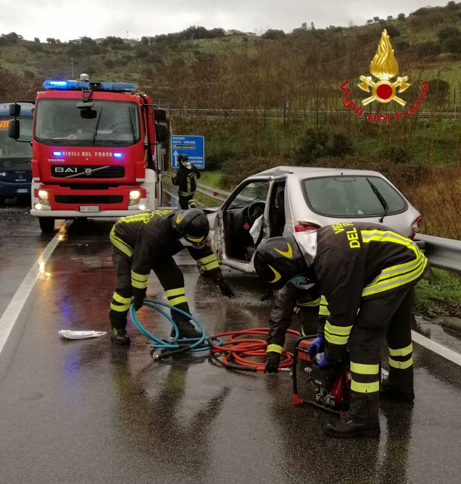 Nuoro. Perde il controllo dell’auto e si schianta contro un pullman di linea