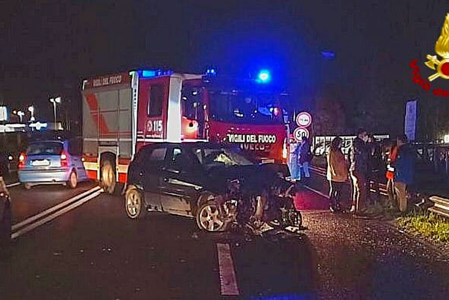 Scontro frontale sulla 554: miracolosamente illesi gli occupanti