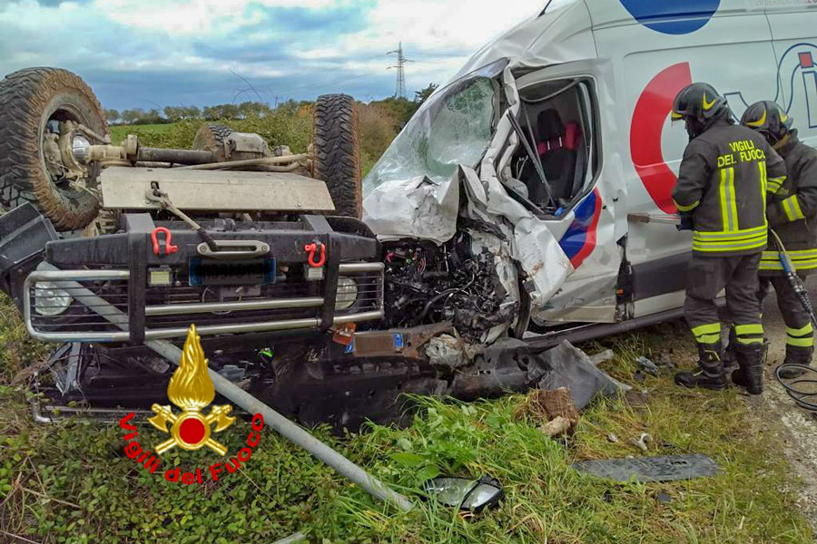 Scontro tra Suv e furgone due feriti gravi