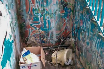 I rifiuti davanti all'ingresso della scuola Primaria