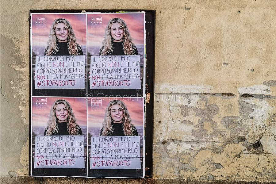Manifesti contro l’aborto a Nuoro. Il gruppo politico di Andrea Soddu: “Nessuno può ergersi a giudice”