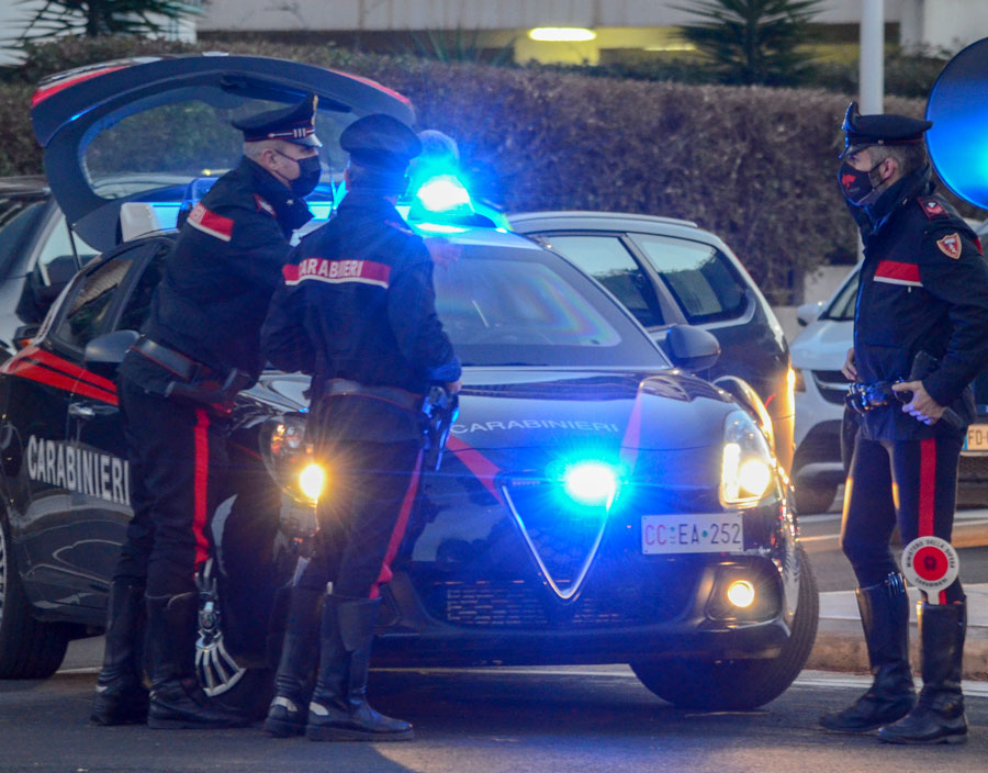 Ubriaco e senza patente non si ferma all’alt dei Carabinieri: inseguito, fermato e denunciato