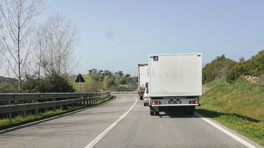 Statale 129: perde il controllo dell’auto e nell’affrontare una curva esce di strada