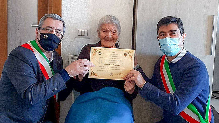 Gli auguri dei sindaci di Nuoro e Mandas alla signora Barbara per i suoi 101 anni