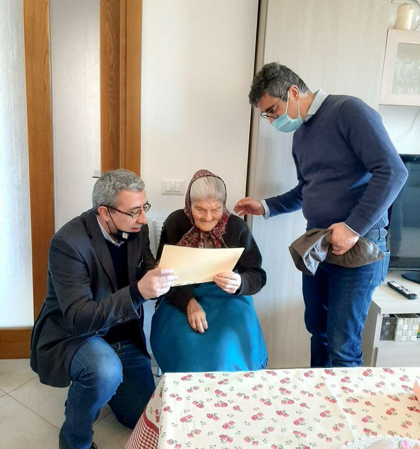 Gli auguri alla signora Barbara Zeullo per i suoi 101 anni