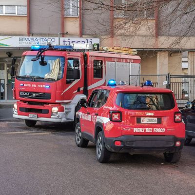 I Vigili del fuoco sul luogo dell'incendio (foto Cronache Nuoresi)