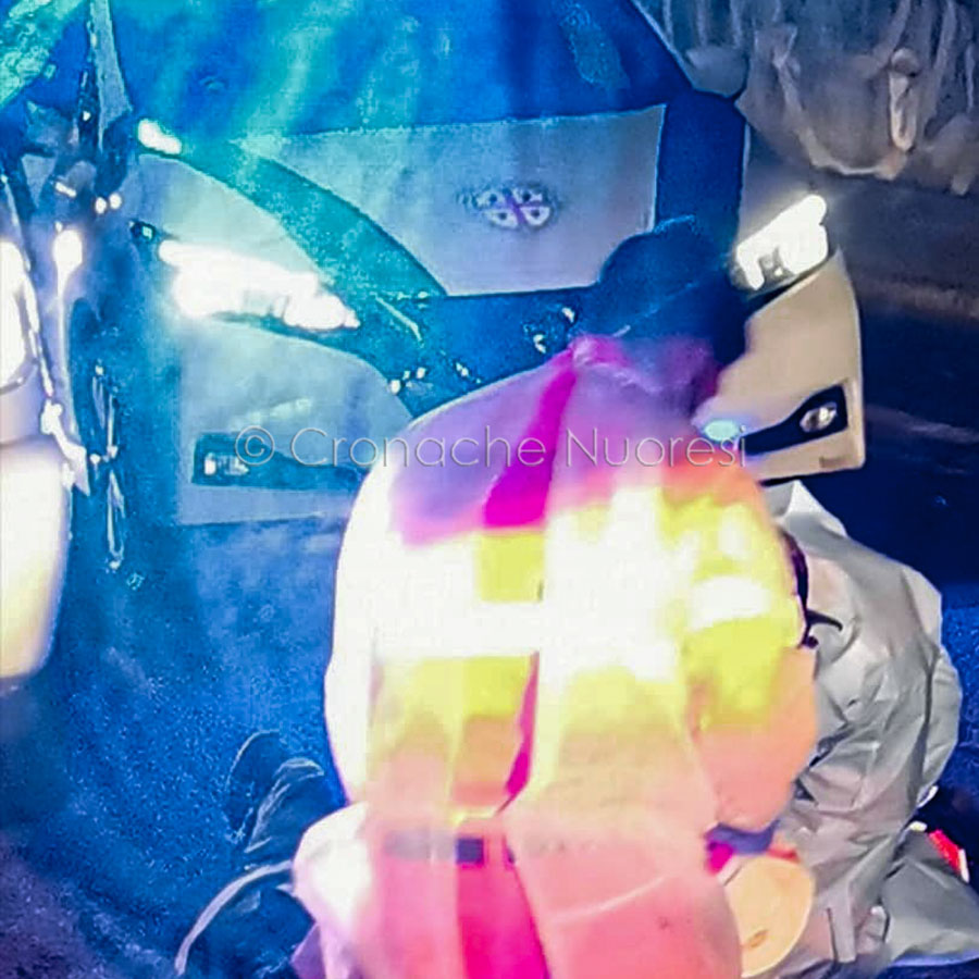 Nuoro. Investe una vigilessa a un posto di blocco, fugge e si schianta