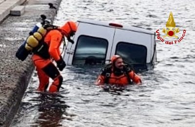 I sommozzatori VVF durante il recupero del furgone a Marina Piccola