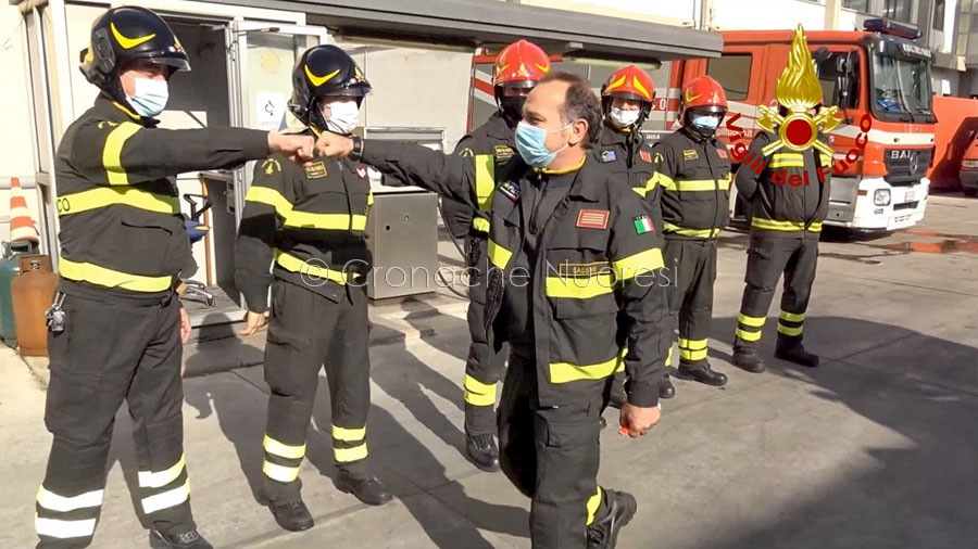 Il commovente saluto dei Vigili del fuoco di Sassari al collega andato in pensione – VIDEO