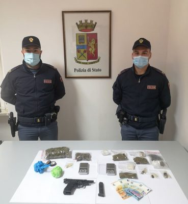 La Polizia con la droga e le armi sequestrate