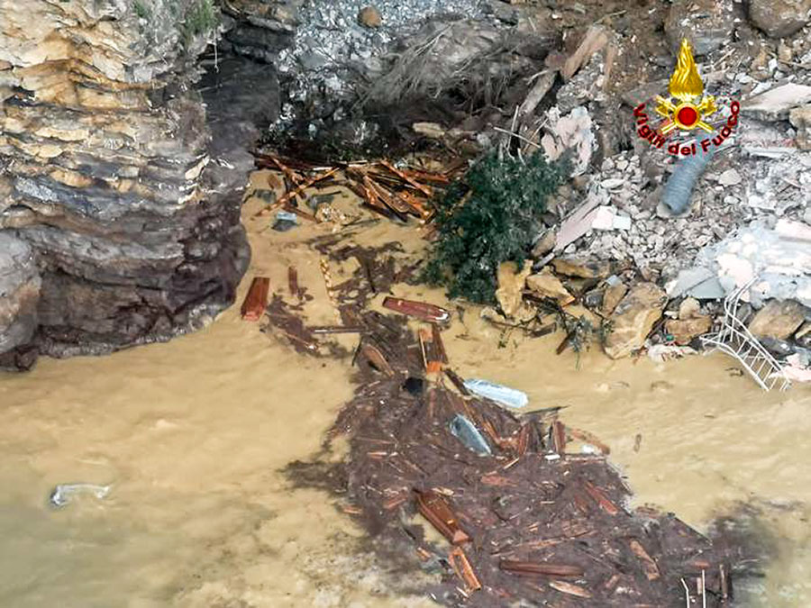 Frana in cimitero: 200 bare in mare, distrutte molte tombe e due cappelle