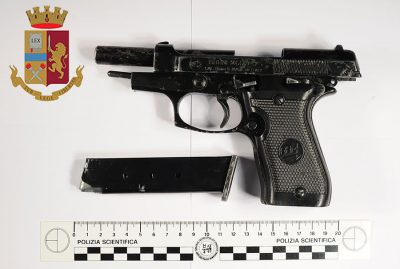 La pistola sottoposta a sequestro