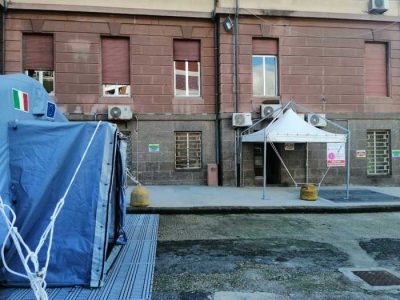 La postazione vaccini all'AOU di Sassari