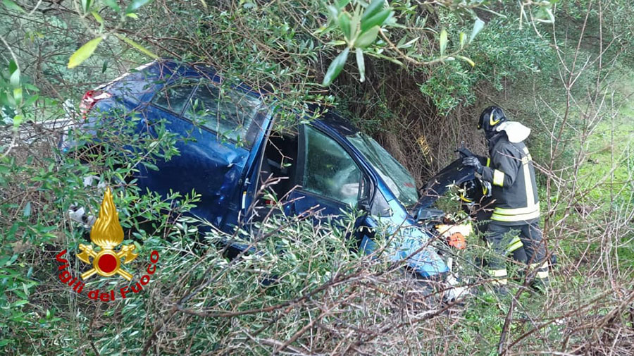 Incidente sulla 131. Perde il controllo dell’auto e vola fuori strada: ferito il conducente