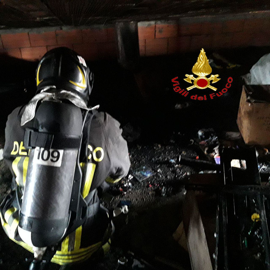 Le fiamme partono da una canna fumaria e va a fuoco un sottotetto: paura a Norbello
