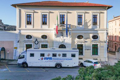 L'autoemoteca AVIS in sosta davanti al comando delle Fiamme Gialle (foto S.Novellu)