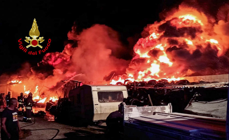 Inferno di fuoco in un deposito di gomme: ore di lavoro per i VVF intervenuti in forze – VIDEO