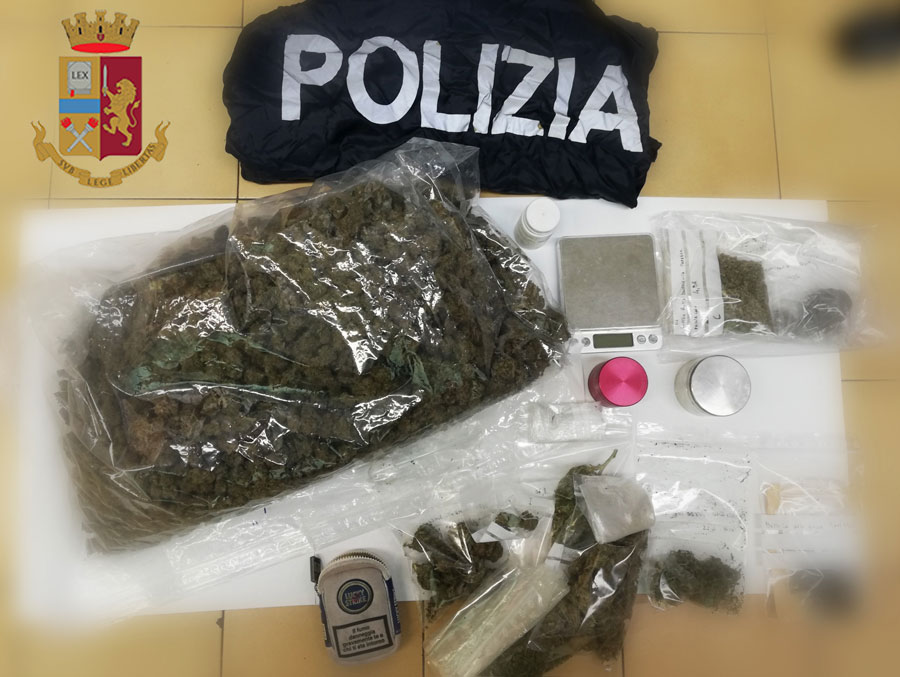 Aveva in casa con un chilo di marijuana e materiale per il confezionamento: 44 enne nei guai