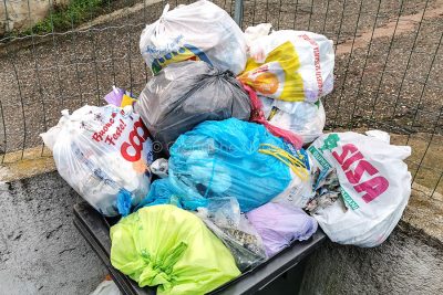Rifiuti, frazione indifferenziata (foto Cronache Nuoresi)