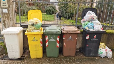 Rifiuti, raccolta differenziata (foto Cronache Nuoresi)