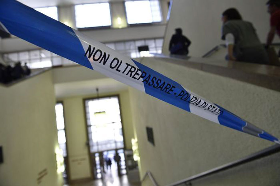 Studente muore precipitando dal quarto piano di un palazzo
