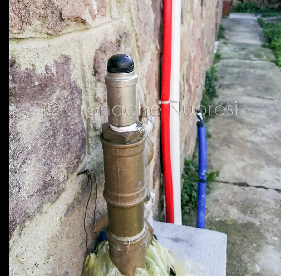 Abbanoa dopo aver tagliato i tubi a un condominio risponde: “c’è un preavviso del 2019 per lo spostamento dei contatori”