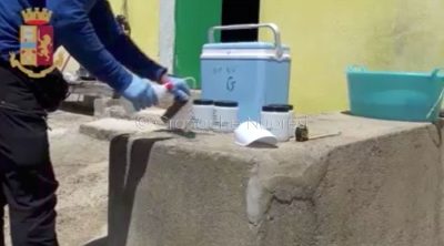 Un momento delle verifiche nella discarica abusiva scoperta a Nuoro