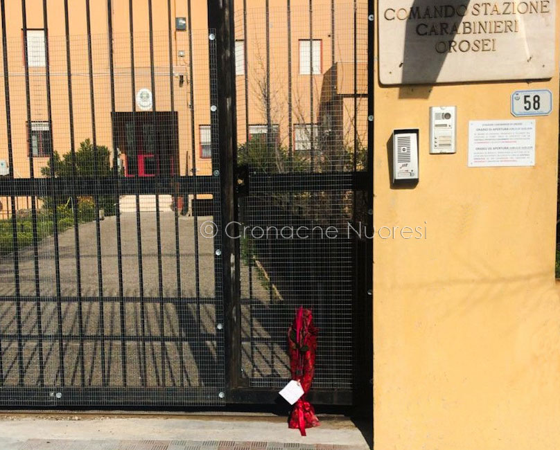Orosei. Una rosa e un biglietto per l’ambasciatore e il Carabiniere morti in Congo