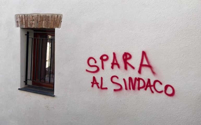 “Spara al sindaco”: minacce sui muri contro il Sindaco di Siniscola