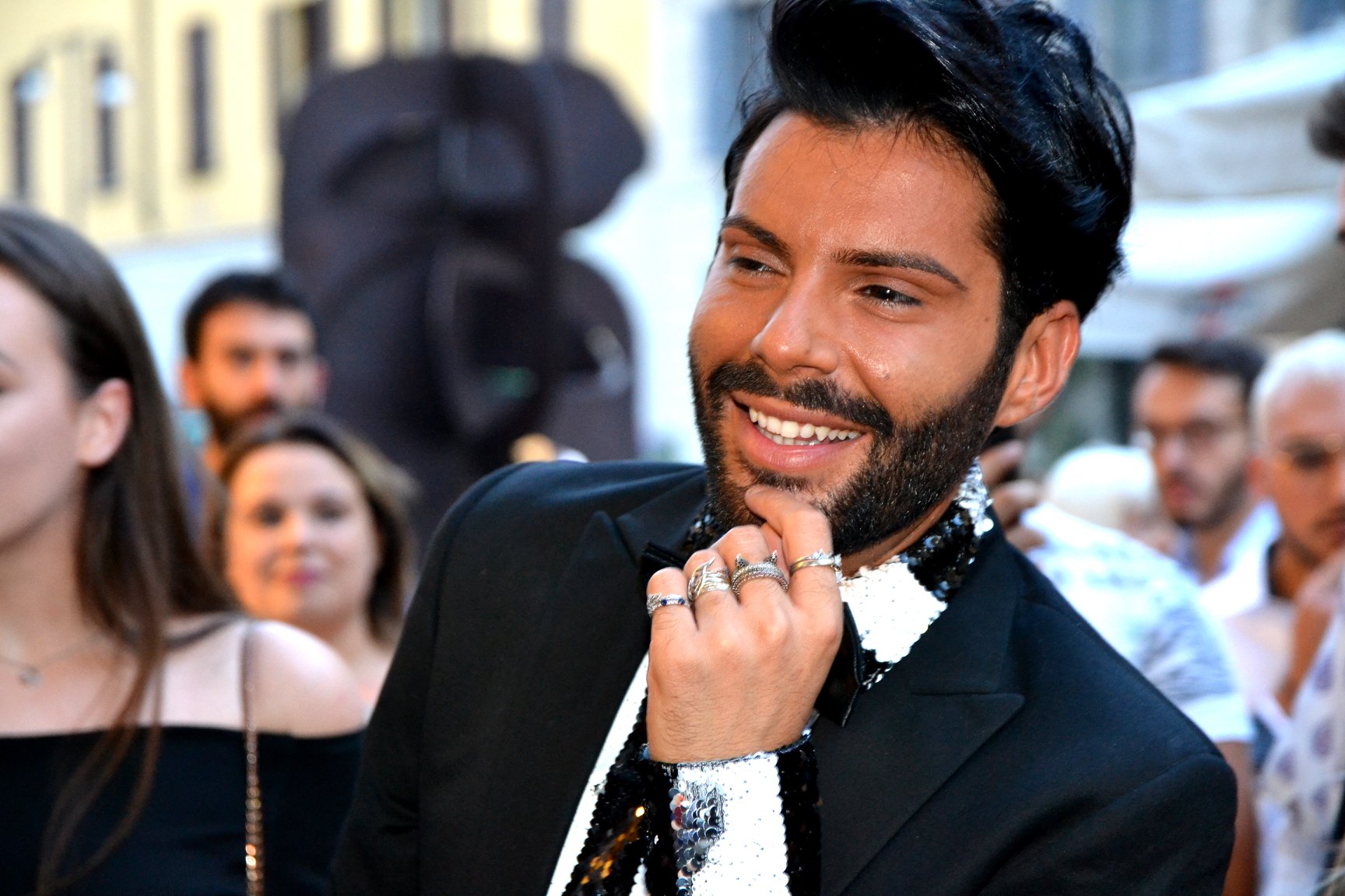 Locale affollato e violate misure anti Covid: la Polizia pone fine al tormentone di Federico Lauri con sanzione e salone chiuso