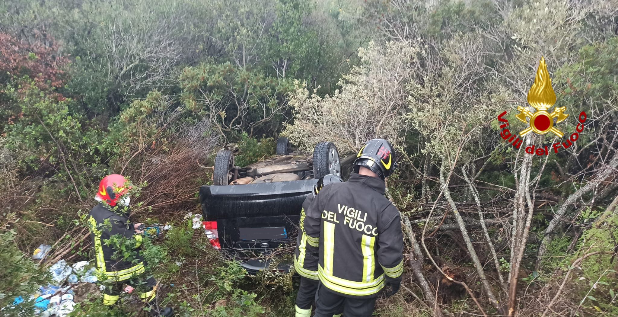 Perde il controllo del SUV e si ribalta fuori strada