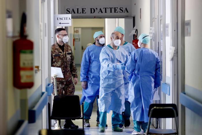 Covid inarrestabile. Bertolaso: “Tutta Italia rischia di tornare in zona rossa”