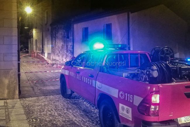 Crollo in via Chironi (foto Cronache Nuoresi)