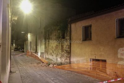 Crollo in via Chironi (foto Cronache Nuoresi)