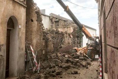 Demolizione di una cassa pericolante in via Sulis