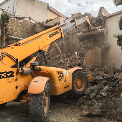 Demolizione di una casa pericolante in via Sulis